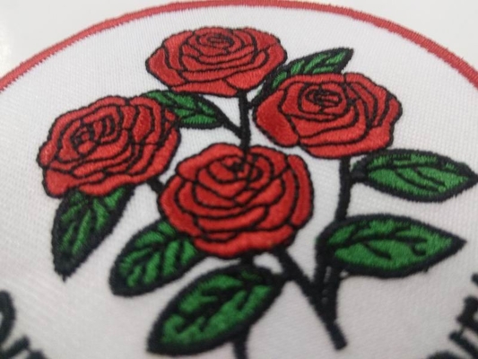 Thiết kế tùy chỉnh logo bông hồng đỏ hình tròn thêu vá quần áo